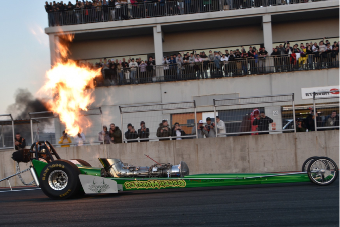 DRAG RACE